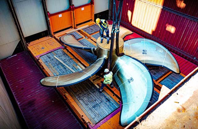 Loading propeller on Hapag Lloyd ship