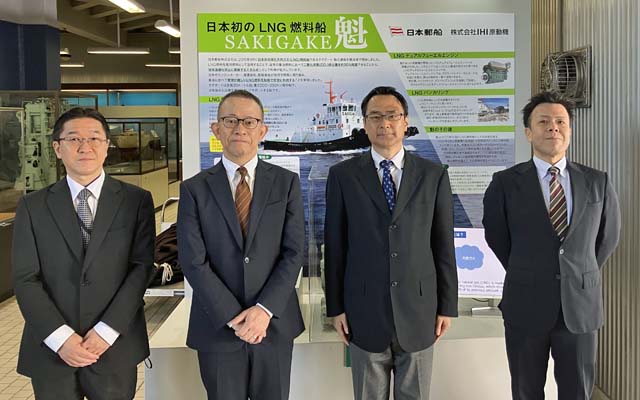 NYK Presentation of LNG engine parts to TUMST (NYK)