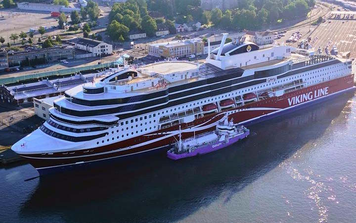 Viking ship bunkering (Viking Line)