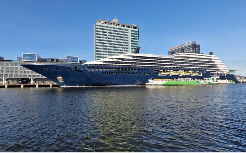 Titan bunkering (Blue Comms)